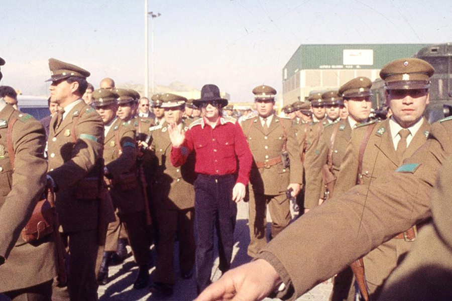 Michael Jackson Siendo escoltado por Carabineros de Chile en la previa a su concierto