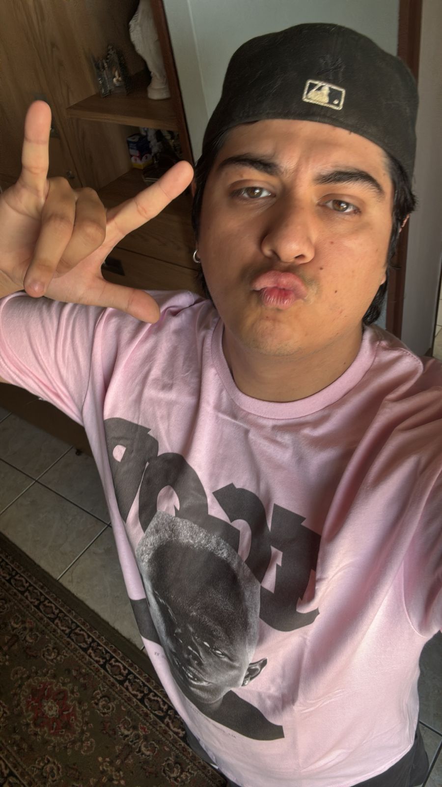 BernoQlo de Radio Carolina modelando polera de Tyler The Creator del disco Igor