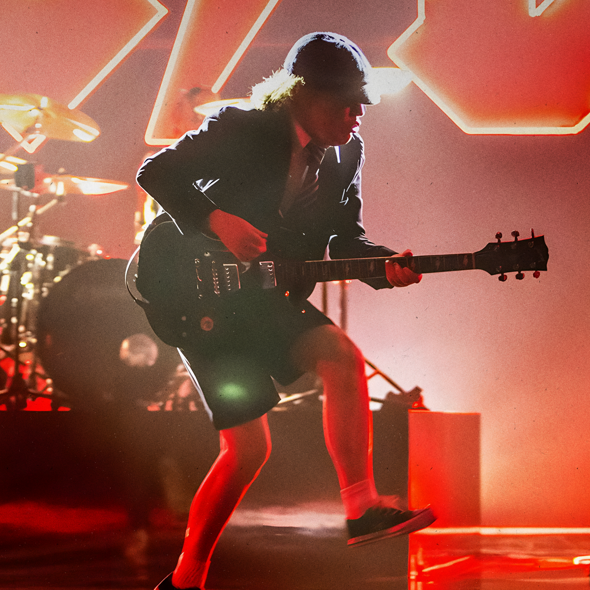 Closeup Póster AC/DC Angus Young uniforme escolar Gibson SG rock clásico hard rock Thunderstruck Ritmoculto