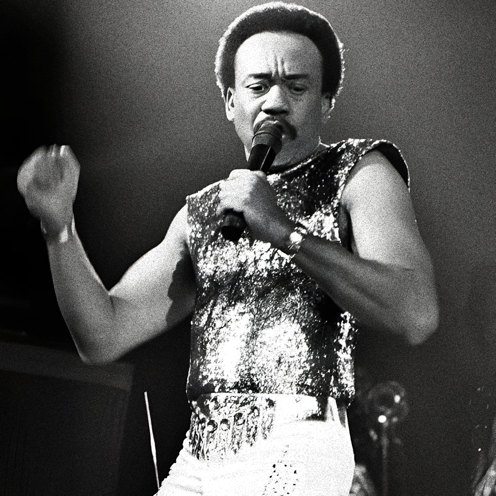 Closeup Póster Earth Wind & Fire en vivo show Maurice White Philip Bailey Verdine White funk soul performance Ritmoculto