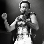 Closeup Póster Earth Wind & Fire en vivo show Maurice White Philip Bailey Verdine White funk soul performance Ritmoculto