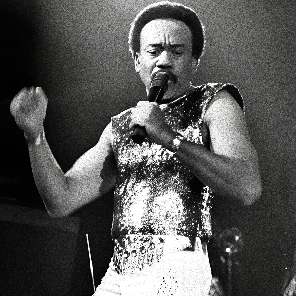 Closeup Póster Earth Wind & Fire en vivo show Maurice White Philip Bailey Verdine White funk soul performance Ritmoculto