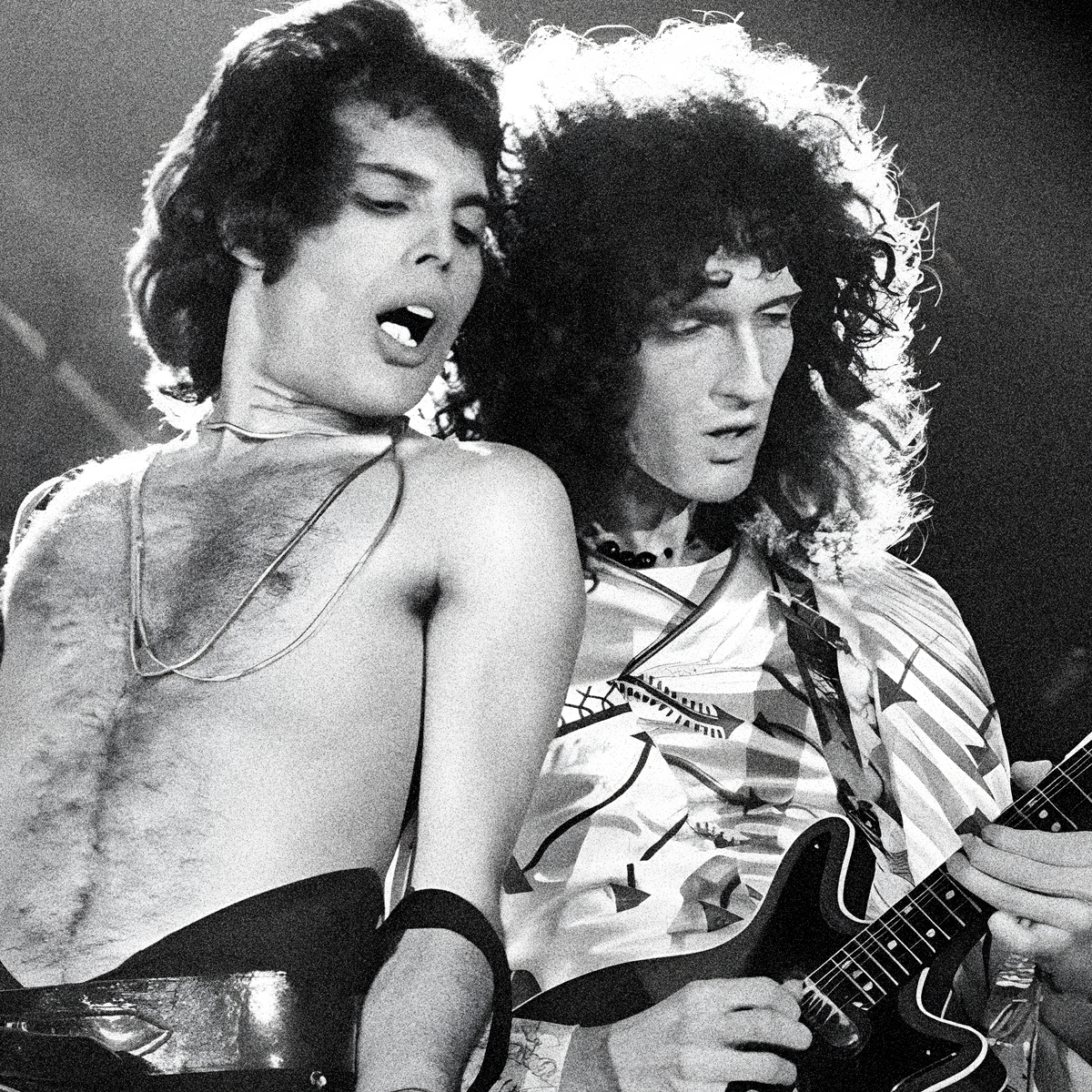 Closeup Póster Queen en vivo Freddie Mercury Brian May Red Special Bohemian Rhapsody We Will Rock You show Ritmoculto