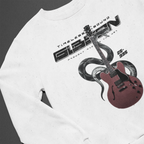 Detalle cercano del diseño del polerón blanco, mostrando la guitarra Gibson ES-335 roja, serpiente negra y texto 'Timeless Sound'