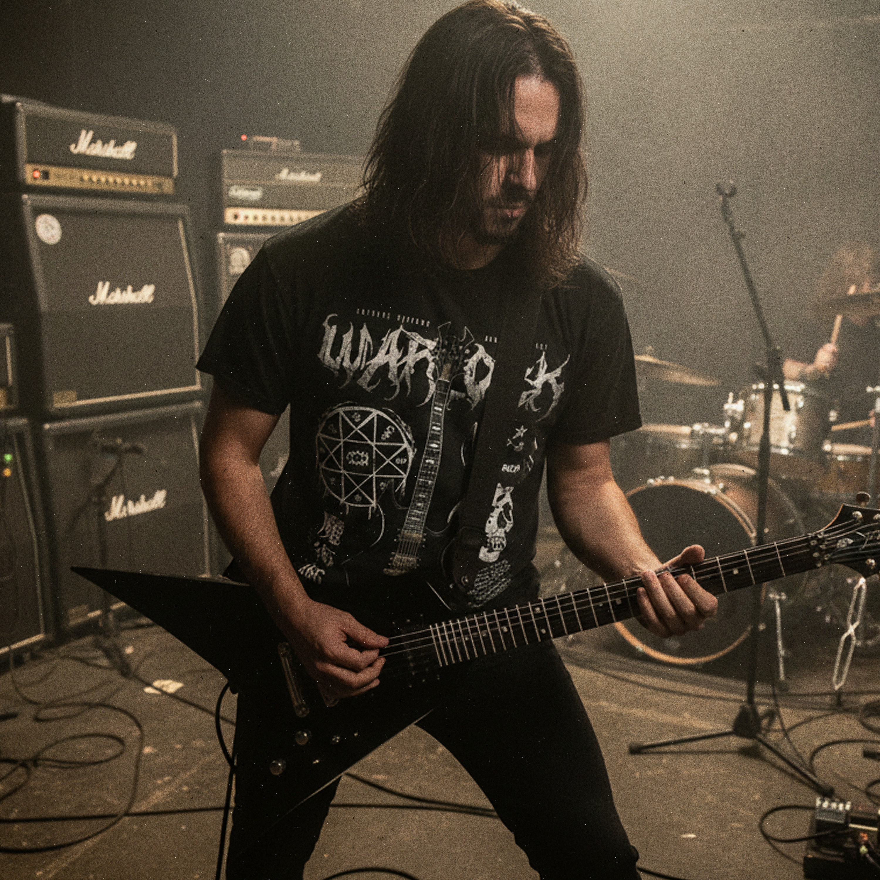 Guitarrista en concierto con polera de Warlock BC Rich metalero Exclusiva Ritmoculto