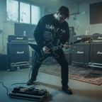Guitarrista en sala de ensayo ocupando el Poleron Negro Guitarra Warlock BC Rich Exclusivo Ritmoculto