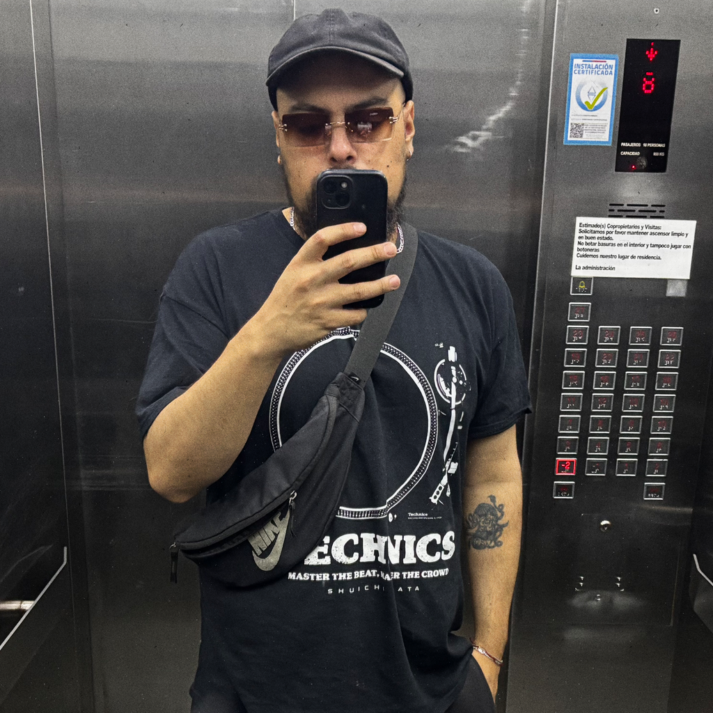 Hombre Modelando Polera negra regular fit con diseño Tornamesa Technics 