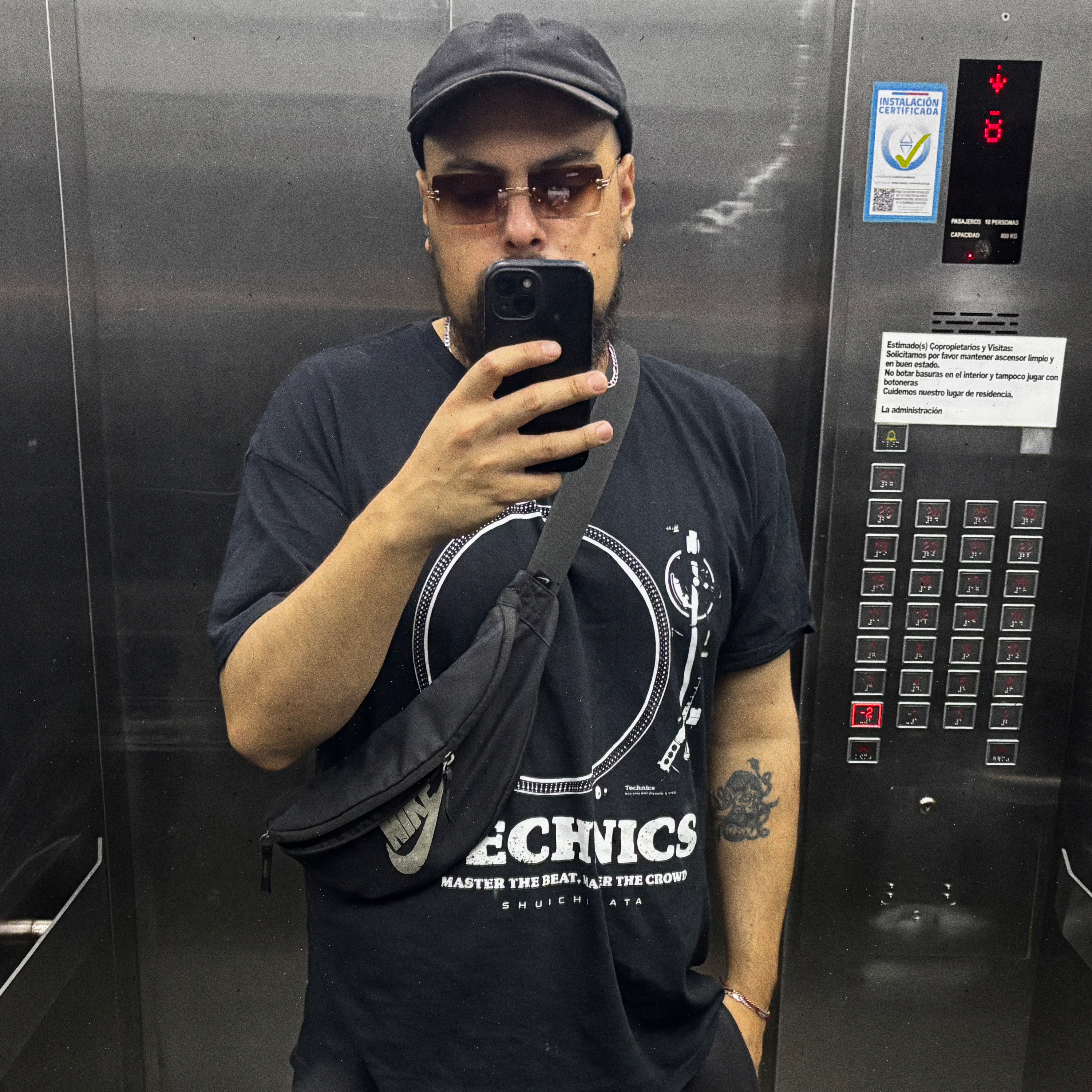 Hombre Modelando Polera negra regular fit con diseño Tornamesa Technics 