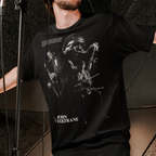 Hombre en estudio de grabación usando una polera negra de John Coltrane de Ritmoculto