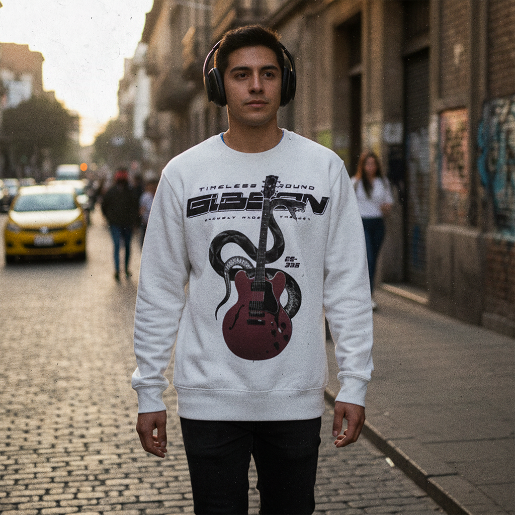 Hombre en la calle usando el Poleron Gibson ES-335 exclusivo Ritmoculto