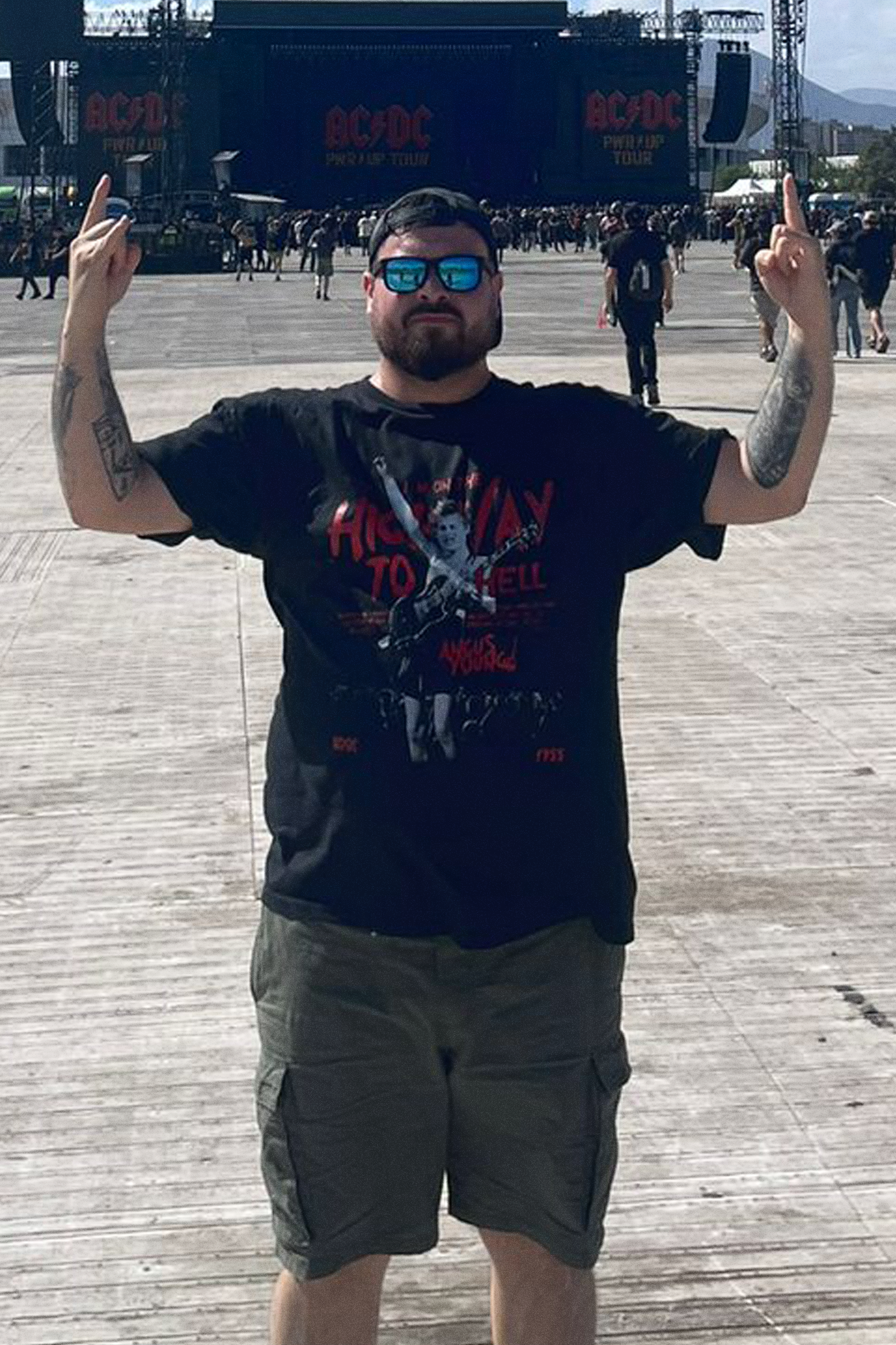 Hombre modelando polera Angus Young AC DC en concierto Chile