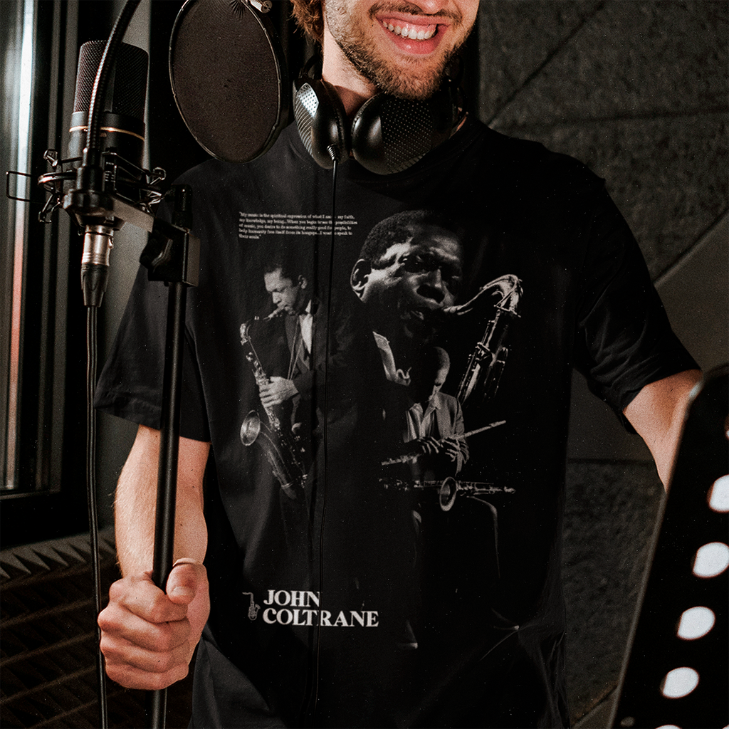 Hombre usando una polera negra de John Coltrane de Ritmoculto
