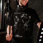 Hombre usando una polera negra de John Coltrane de Ritmoculto