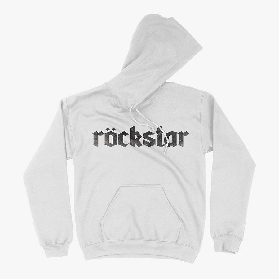 Hoodie blanco con capucha y bolsillo canguro, con diseño central de la palabra "Röckstar" en tipografía gótica con textura desgastada (grunge) en color gris oscuro