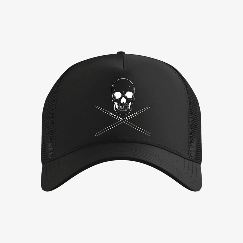 Jockey negro (gorra de malla o trucker) con diseño central bordado de un cráneo blanco y baquetas cruzadas