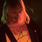 Kurt Cobain de Nirvana Usando Polera Flipper de Banda Punk hecha por el Ritmoculto