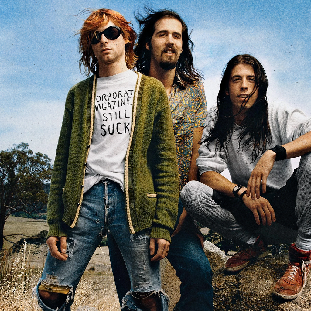 Kurt Cobain y Nirvana con polera Corporate Magazines Still Suck para portada Rolling Stone Ritmoculto