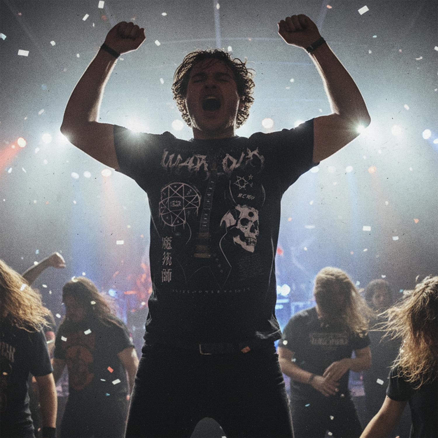 Metalero en el mosh vacilando con la polera Warlock BC Rich Exclusiva Ritmoculto