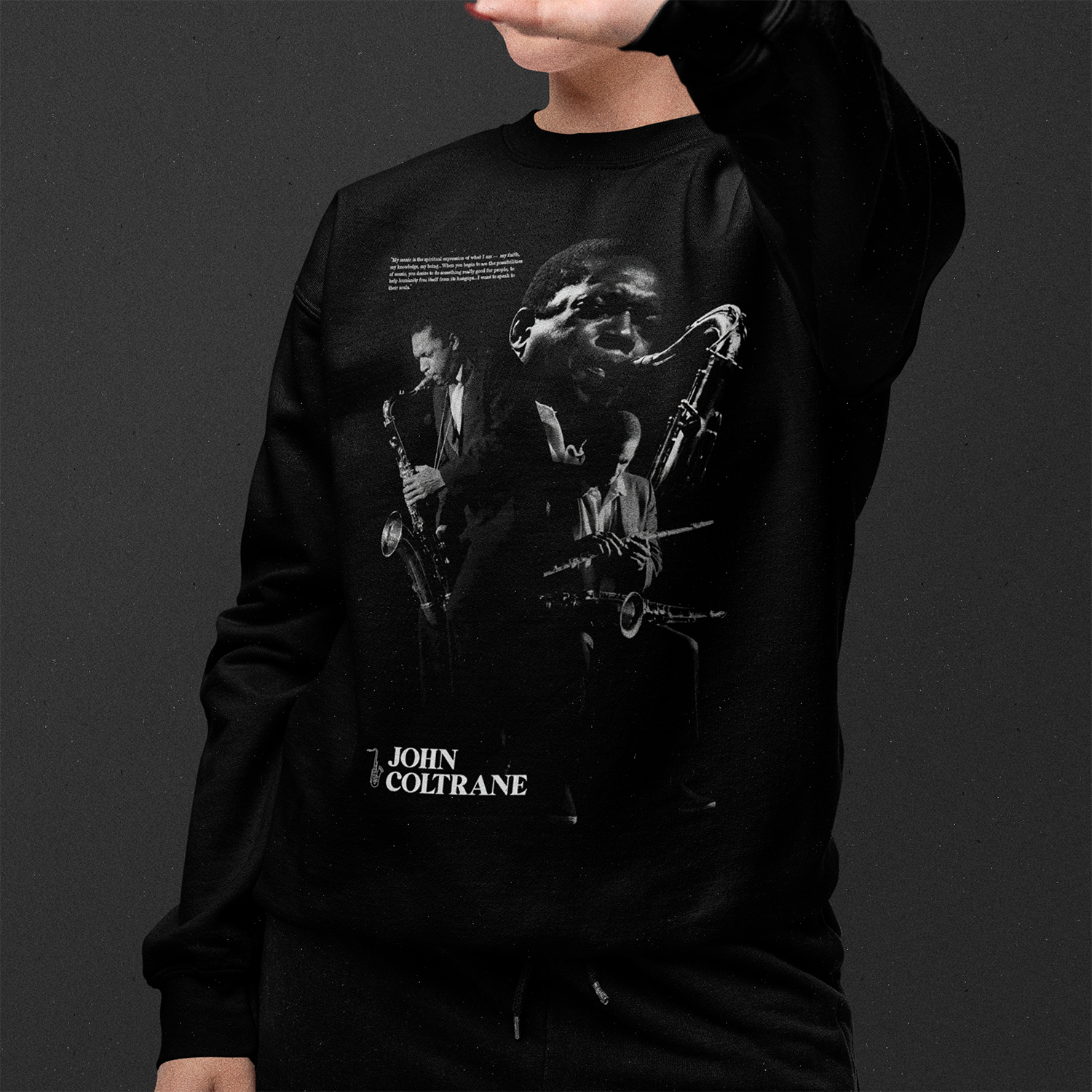 Mujer 2 usando poleron polo negro de john coltrane exclusivo de ritmoculto