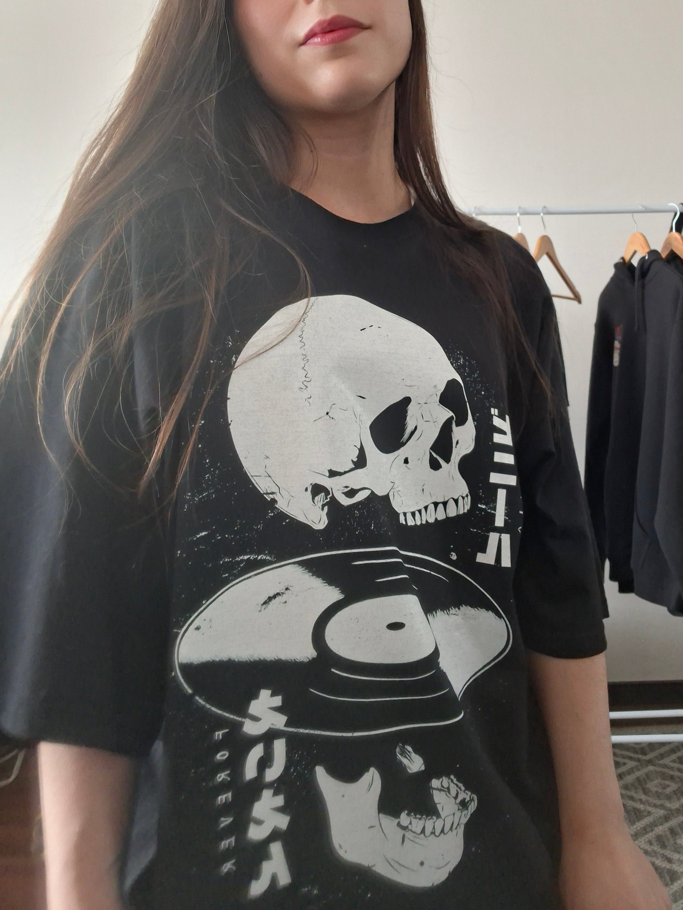 Mujer Modelando polera Vinyl Forever en modelo oversize con calavera y vinilo