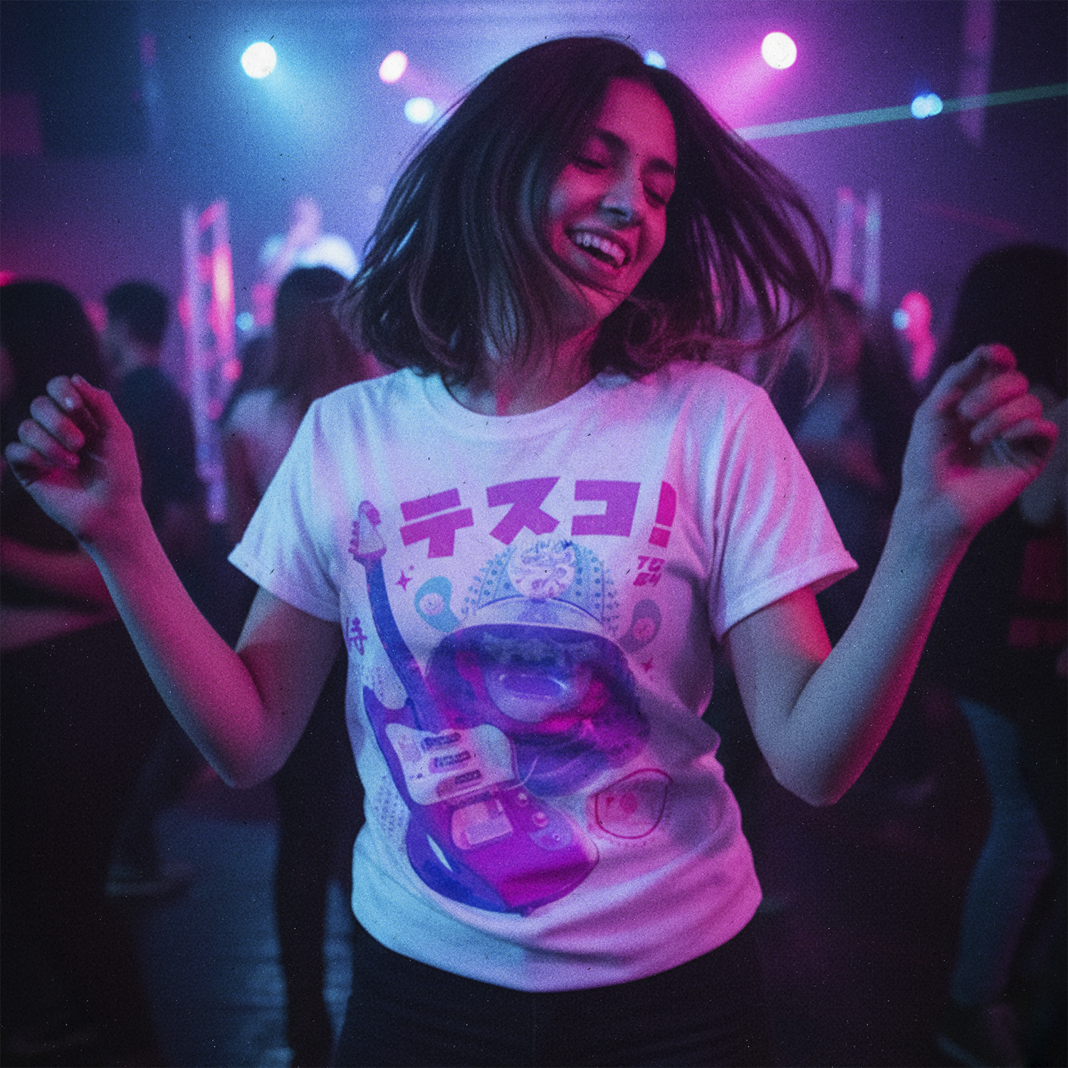Mujer bailando en la disco con Polera Teisco TG64 exclusiva de Ritmoculto