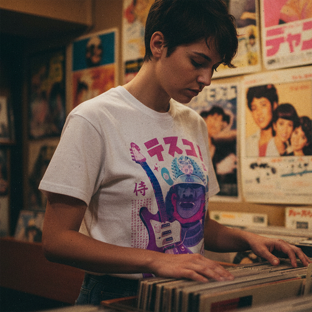 Mujer buscando vinilos con Polera Teisco TG64 exclusiva de Ritmoculto
