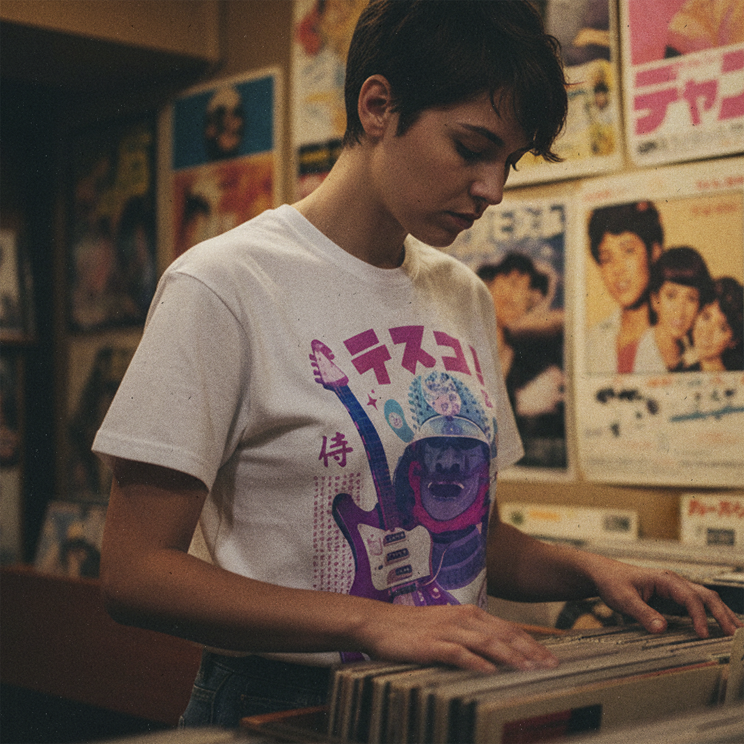 Mujer buscando vinilos con Polera Teisco TG64 exclusiva de Ritmoculto