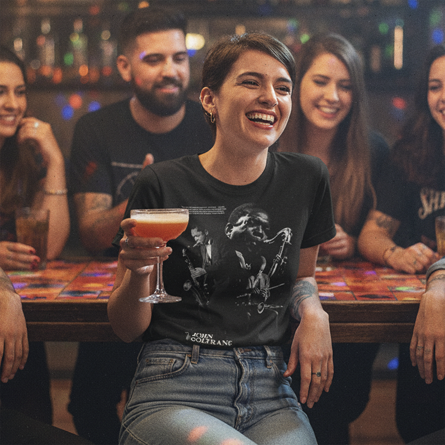 Mujer carreteando en bar con polera John Coltrane en Bar polera Exclusiva Ritmoculto
