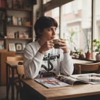 Mujer en cafetería usando el Poleron Gibson ES-335 exclusivo Ritmoculto