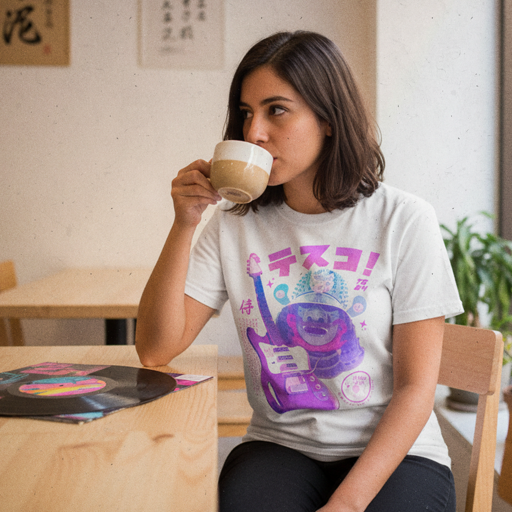 Mujer tomando café con un vinilo en la mesa y con Polera Teisco TG64 exclusiva de Ritmoculto
