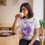 Mujer tomando café con un vinilo en la mesa y con Polera Teisco TG64 exclusiva de Ritmoculto