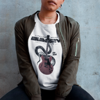 Mujer usando polerón blanco oversized con diseño de guitarra Gibson ES-335 roja, serpiente negra y frase 'Timeless Sound'