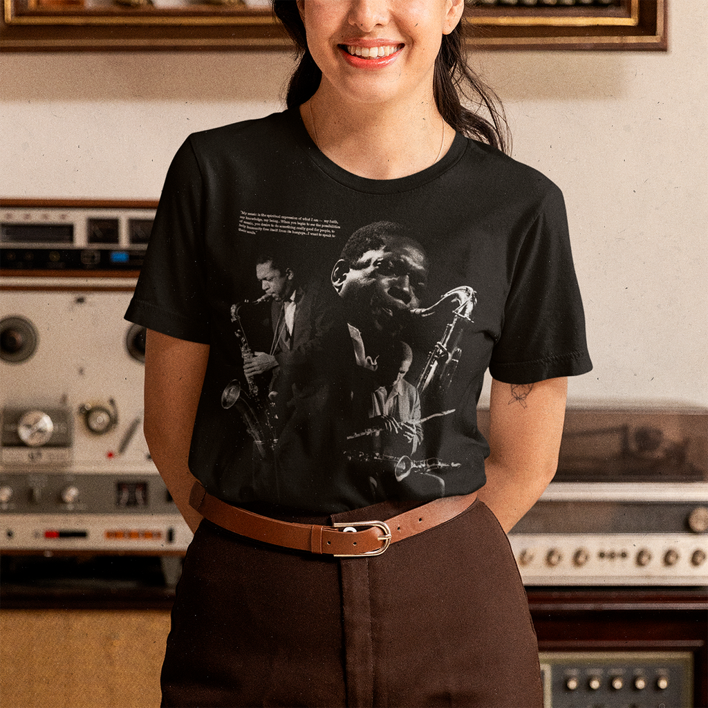 Mujer usando una polera negra de John Coltrane de Ritmoculto