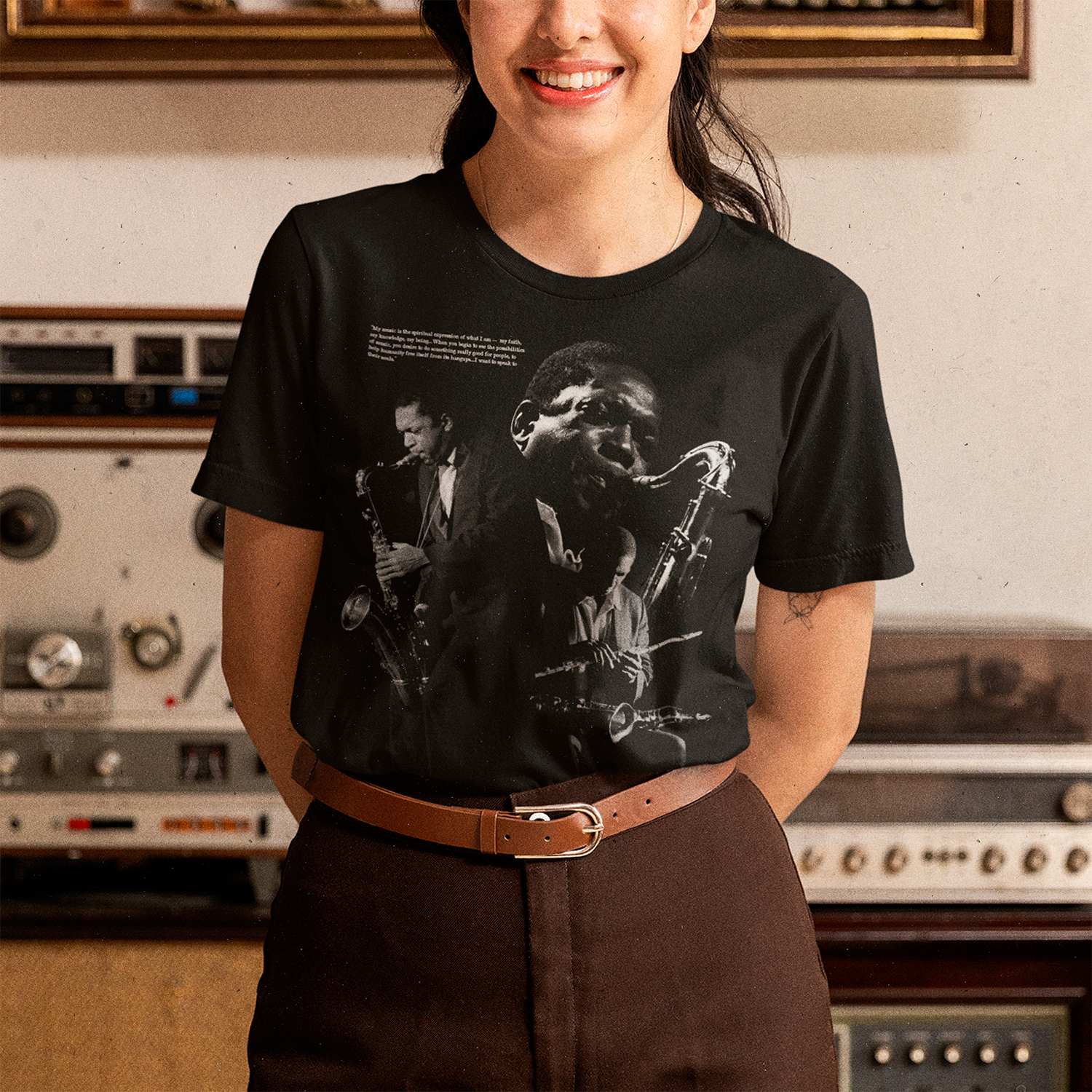 Mujer usando una polera negra de John Coltrane de Ritmoculto