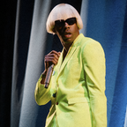 Closeup Poster Tyler The Creator IGOR Live peluca rubia traje verde limon neon show en vivo EARFQUAKE Grammy 2019 Ritmoculto