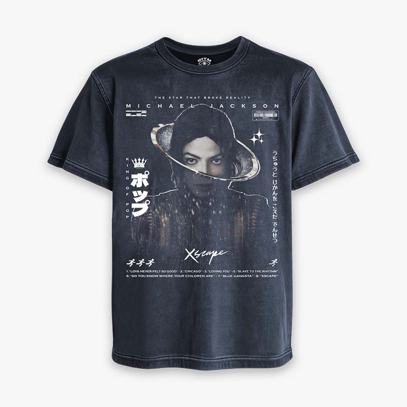 Polera Acid Wash Azul Michael Jackson Xscape Exclusiva Ritmoculto con Michael en estilo Japones Streetwear rodeado de hiragana, el espacio y una corona, con el texto the star that broke reality