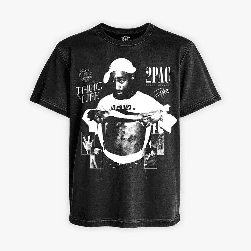 Polera Acid Wash Negra Exclusiva Tupac Shakur 2PAC mostrando tatuaje Thug Life con una composicion de partes de su vida y su firma solo de Ritmoculto