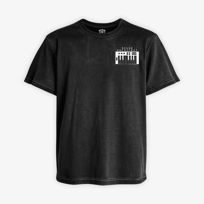 Polera Acid Wash Negra con estampado de bolsillo que tiene un controlador midi y dice la frase "Sound Architect" polera exclusiva ideal para productores musicales