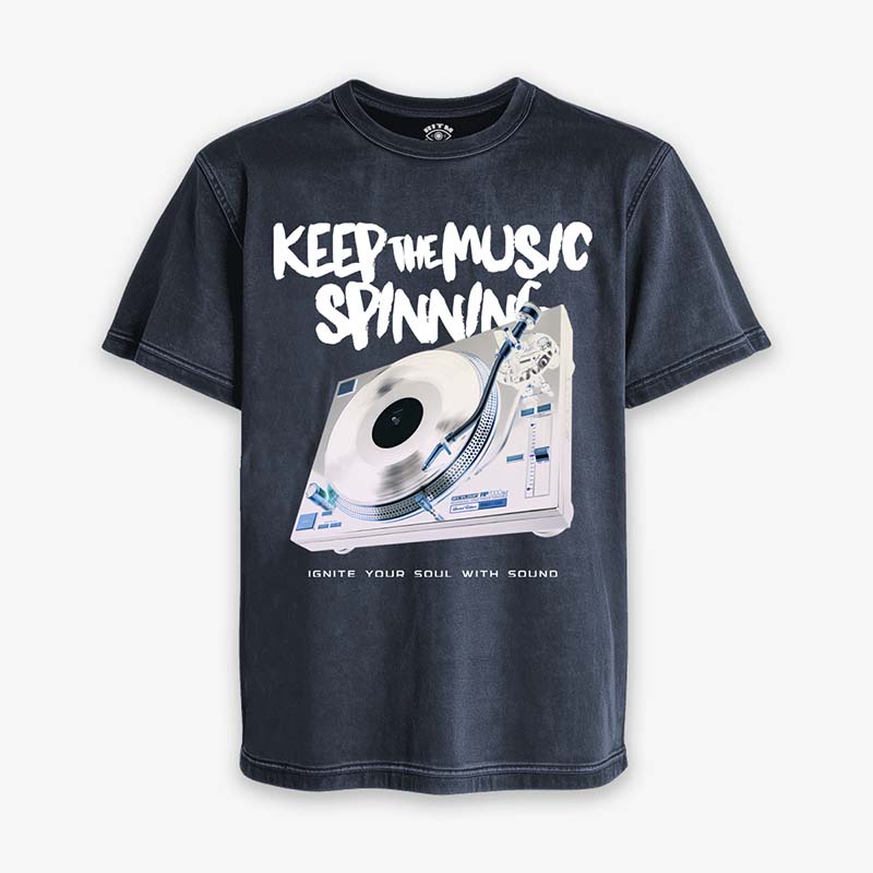 Polera Acid Wash azul con diseño de tornamesa, texto "KEEP THE MUSIC SPINNING" y "IGNITE YOUR SOUL WITH SOUND"
