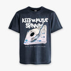 Polera Acid Wash azul con diseño de tornamesa, texto "KEEP THE MUSIC SPINNING" y "IGNITE YOUR SOUL WITH SOUND"