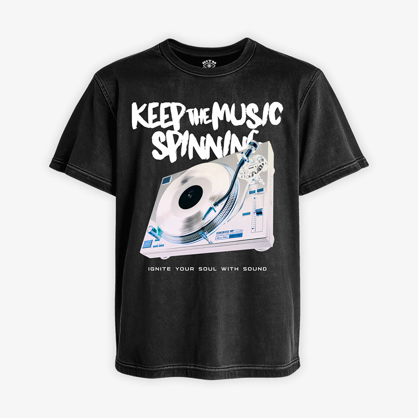 Polera Acid Wash negra con diseño de tornamesa, texto "KEEP THE MUSIC SPINNING" y "IGNITE YOUR SOUL WITH SOUND"