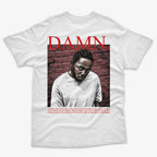 Polera Blanca Estampada en la Espalda Damn con portada del Album en version comic Kendrick Lamar Ritmoculto 