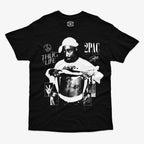 Polera Negra Exclusiva Tupac Shakur 2PAC mostrando tatuaje Thug Life con una composicion de partes de su vida y su firma solo de Ritmoculto
