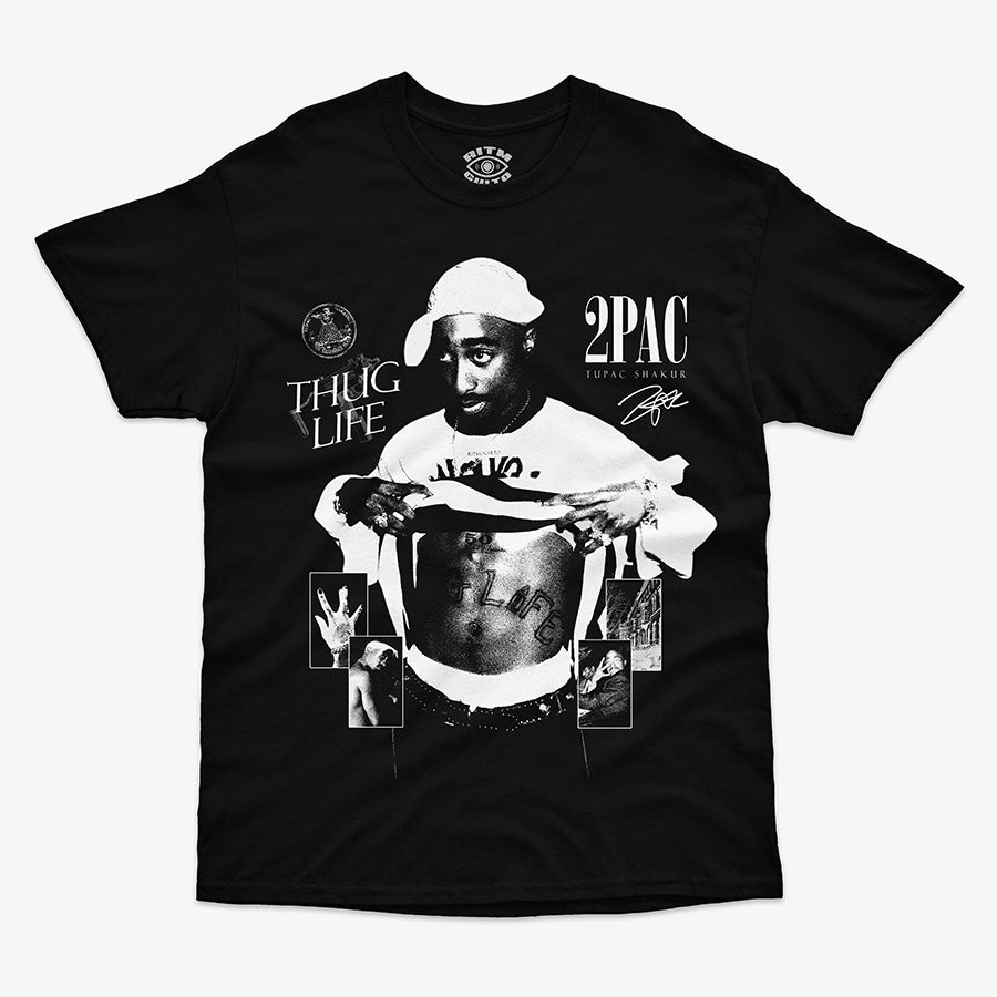 Polera Negra Exclusiva Tupac Shakur 2PAC mostrando tatuaje Thug Life con una composicion de partes de su vida y su firma solo de Ritmoculto