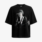 Polera Negra Oversized Andrew VanWyngarden MGMT Tocando Guitarra en estilo brutalismo exclusivo de Ritmoculto