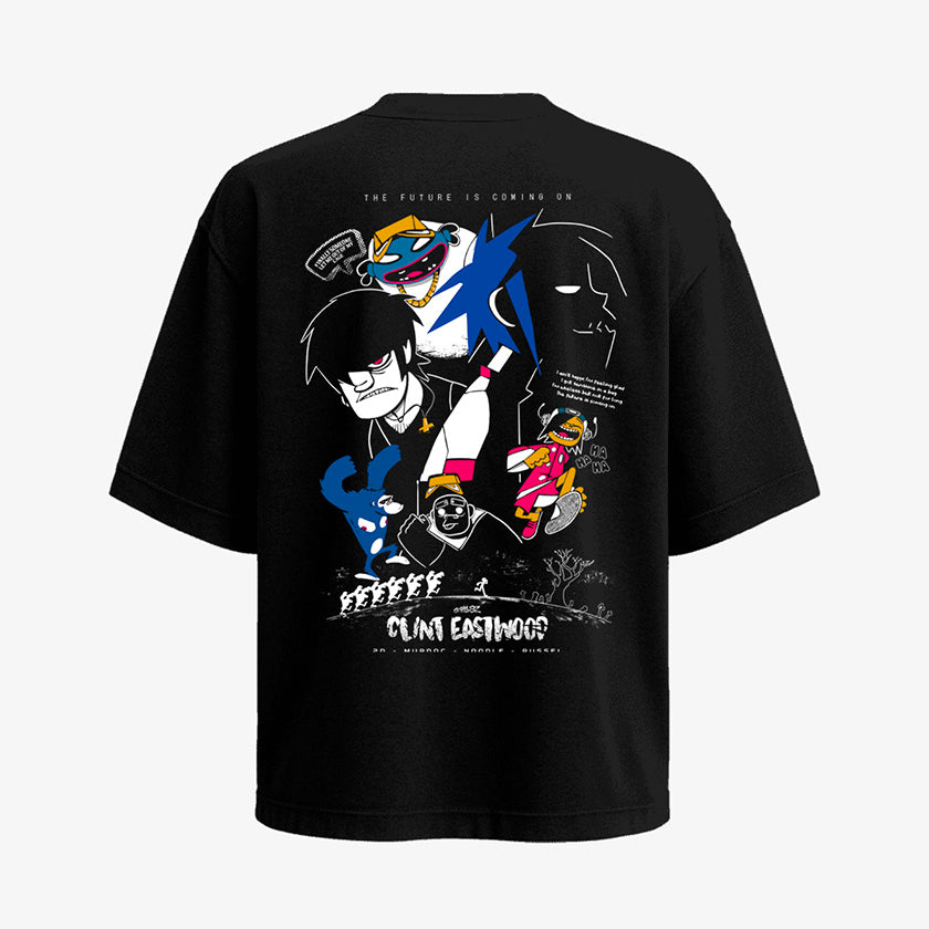 Polera Negra Oversized Estampada en la espalda de Gorillaz en el videoclip Clint Eastwood con 2d, Murdoc, Noodle y Russel peleando y escapando de gorilas zombies