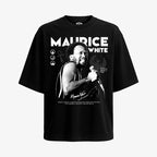 Polera Negra Oversized Maurice White exclusiva de Ritmoculto que muestra los elementos,su firma y su frase iconica de la musica