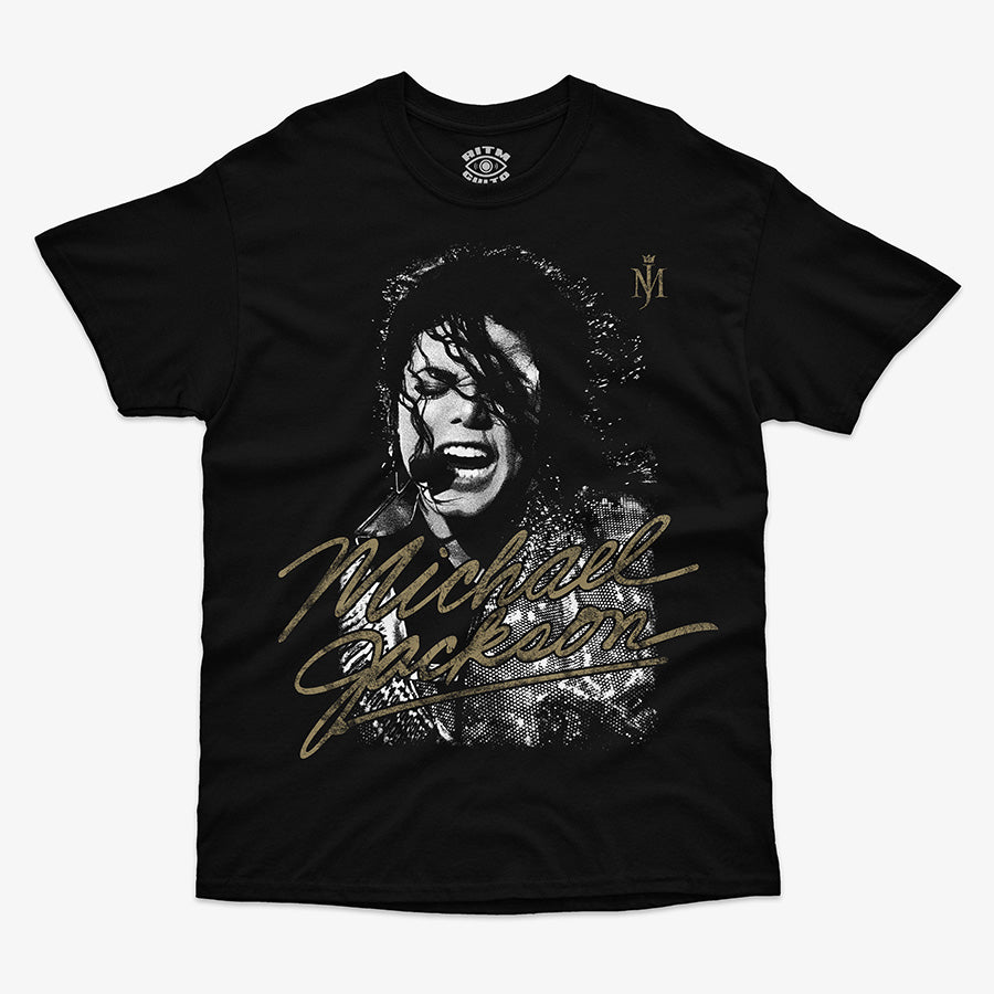 Polera negra clasica Michael Jackson con gráfica de concierto y firma dorada  Edicion Biopic 2026