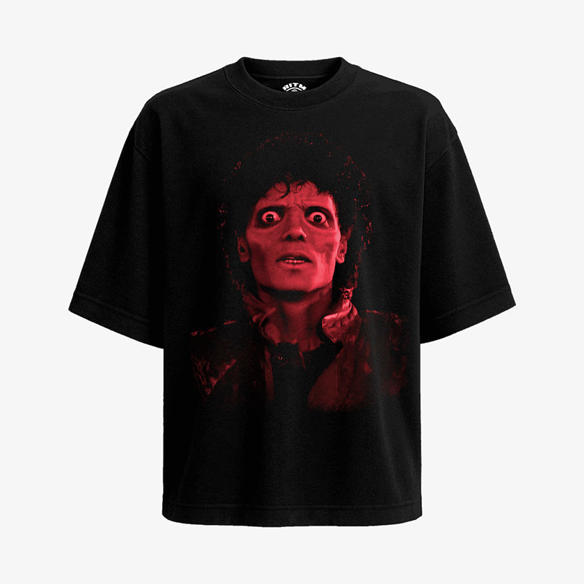 Polera Oversize de Ritmoculto con el retrato de Michael Jackson en Thriller  con los ojos bien abiertos y un tono rojo sangre profundo