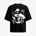 Polera Oversized Negra Exclusiva Tupac Shakur 2PAC mostrando tatuaje Thug Life con una composicion de partes de su vida y su firma solo de Ritmoculto